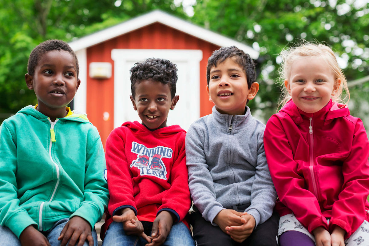 En grupp glada barn.