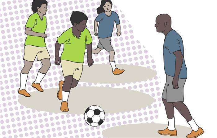 Barn som spelar fotboll